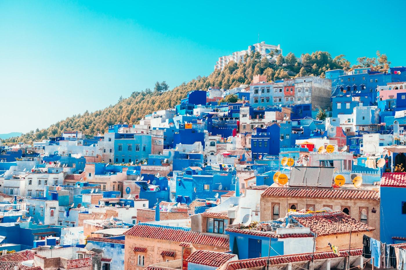 حرفي مغربي يعمل على الزليج — ثقافة المغرب